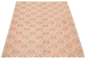 Rechthoekig tapijt met een beige achtergrond en een herhalend patroon van koraalkleurige, sierlijke bloemmotieven.