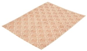 Een rechthoekig vloerkleed met een herhalend bloemenpatroon in perzik en beige.