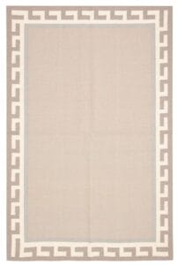 Een rechthoekige beige Turkse Ankara FW geweven wollen kelim, 155 x 231 cm, met een witte rand met Grieks sleutelpatroon.