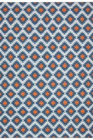 Een Turkse Ankara FW platgeweven wollen kelim, 157 x 231 cm met een herhalend geometrisch ontwerp met blauwe en oranje diamantvormen op een witte achtergrond.