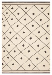 Turkse Ankara FW plat geweven wollen kelim, 155 x 226 cm, met een beige basis met een zwart ruitpatroon afgewisseld met kleinere zwarte ruiten in elke grotere ruit, en omzoomd door zwarte lijnen langs de boven- en onderrand.