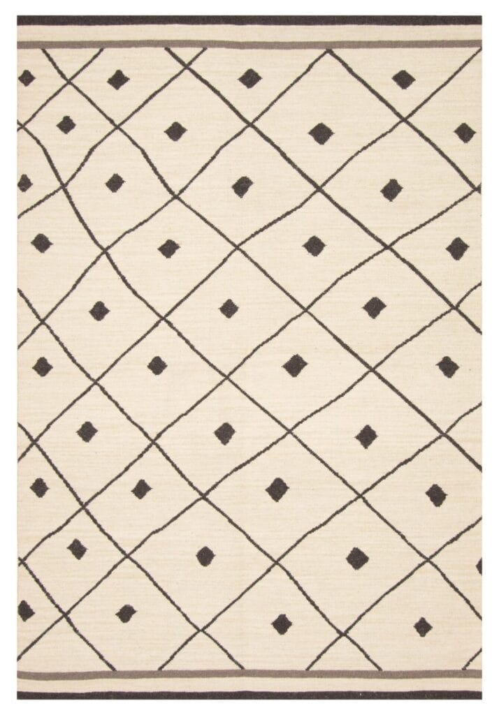 Turkse Ankara FW plat geweven wollen kelim, 155 x 226 cm, met een beige basis met een zwart ruitpatroon afgewisseld met kleinere zwarte ruiten in elke grotere ruit, en omzoomd door zwarte lijnen langs de boven- en onderrand.