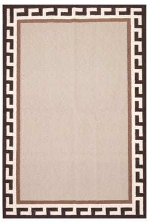 Een rechthoekige beige Turkse Ankara FW platgeweven wollen kelim, 157 x 234 cm met een geometrische Griekse sleutelpatroonrand in zwart en wit.