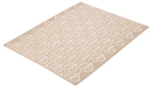 Een beige tapijt met een wit bladpatroon op het oppervlak.