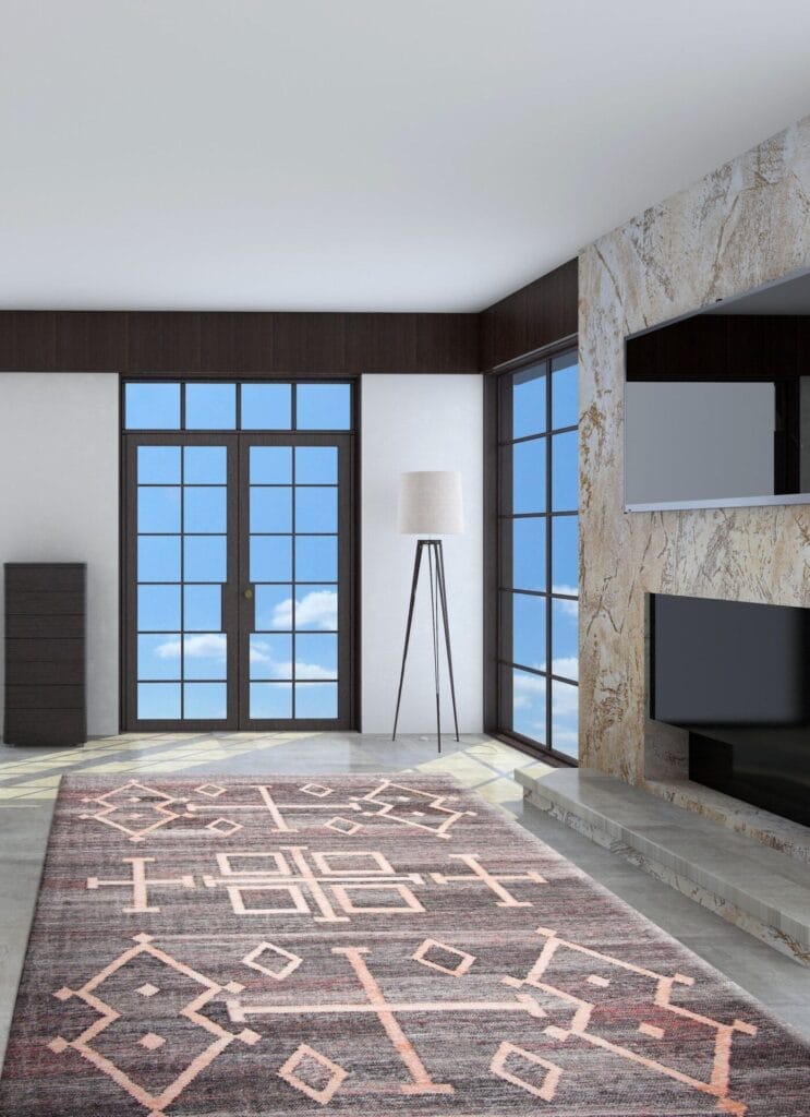 Een moderne woonkamer met kamerhoge ramen, een gedessineerd vloerkleed, een staande lamp, een televisie en een open haard.