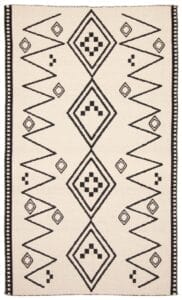 Een rechthoekige beige Turkse Ankara FW platgeweven wollen kelim, 152 x 244 cm met zwarte geometrische patronen bestaande uit ruiten, zigzaglijnen en verschillende vormen die symmetrisch over de lengte zijn gerangschikt.