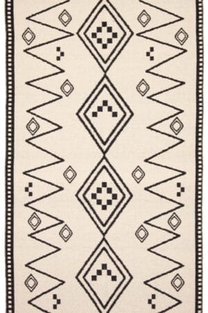 Een rechthoekige beige Turkse Ankara FW platgeweven wollen kelim, 152 x 244 cm met zwarte geometrische patronen bestaande uit ruiten, zigzaglijnen en verschillende vormen die symmetrisch over de lengte zijn gerangschikt.