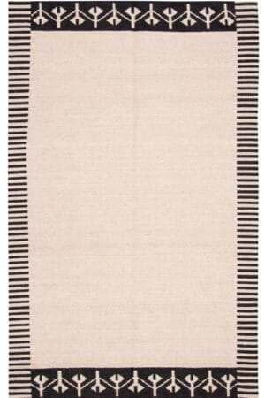 De Turkse Ankara FW plat geweven wollen kelim, met een afmeting van 152 x 244 cm, is een beige tapijt met zwarte randen, met geometrische patronen aan de korte zijden en verticale strepen aan de lange zijden.