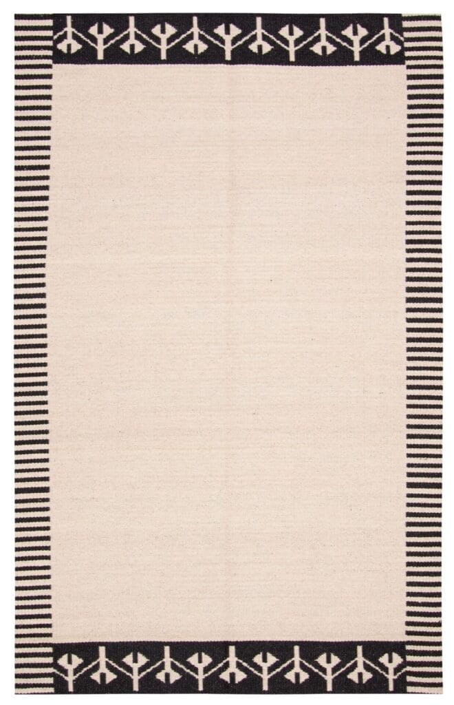 De Turkse Ankara FW plat geweven wollen kelim, met een afmeting van 152 x 244 cm, is een beige tapijt met zwarte randen, met geometrische patronen aan de korte zijden en verticale strepen aan de lange zijden.