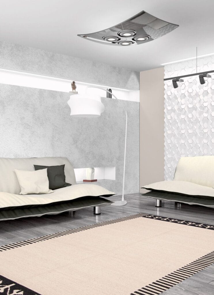 Moderne woonkamer met twee banken, een staande lamp en een decoratief tapijt op een grijze houten vloer. Een muur met geometrische patronen en een plafondarmatuur maken het minimalistische decor compleet.