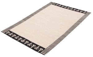 Een rechthoekig tapijt met een beige middenstuk, omzoomd door zwarte randen met een geometrisch patroon van witte figuren.