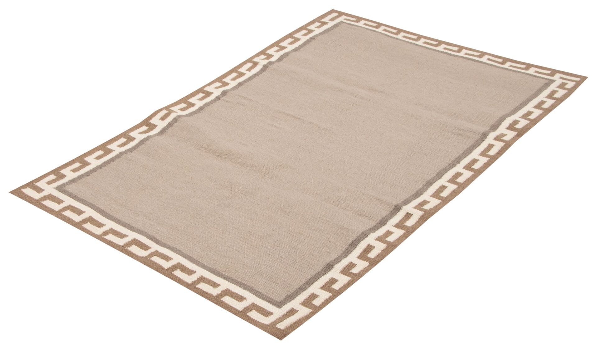 Een rechthoekig beige vloerkleed met langs de rand een geometrisch Grieks sleutelpatroon in wit en bruin.