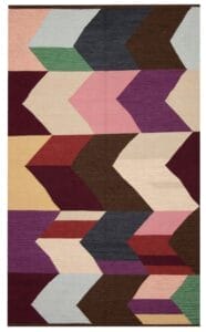 Een kleurrijke geometrische Turkse Ankara FW platgeweven wollen kelim, 180 x 249 cm met grote, overlappende, pijlvormige segmenten in de kleuren bruin, paars, rood, roze, groen, geel en blauw.