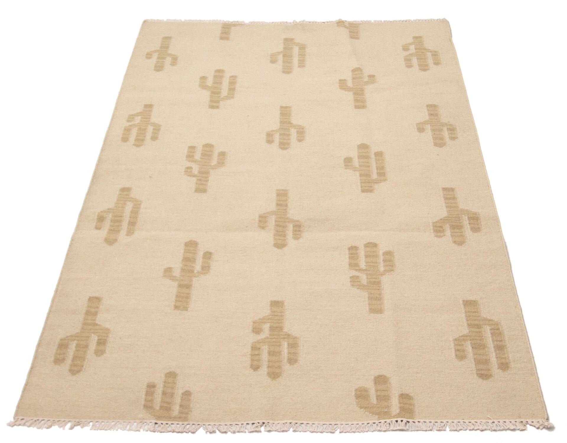 Een beige vloerkleed, of vloerkleed, met een repetitief patroon van lichtbruine, gestileerde cactusvormen, gelijkmatig over het oppervlak verdeeld.