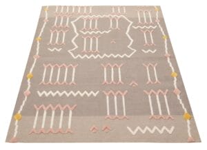 Geometrisch tapijt met grijze achtergrond en roze, witte en gele accenten.