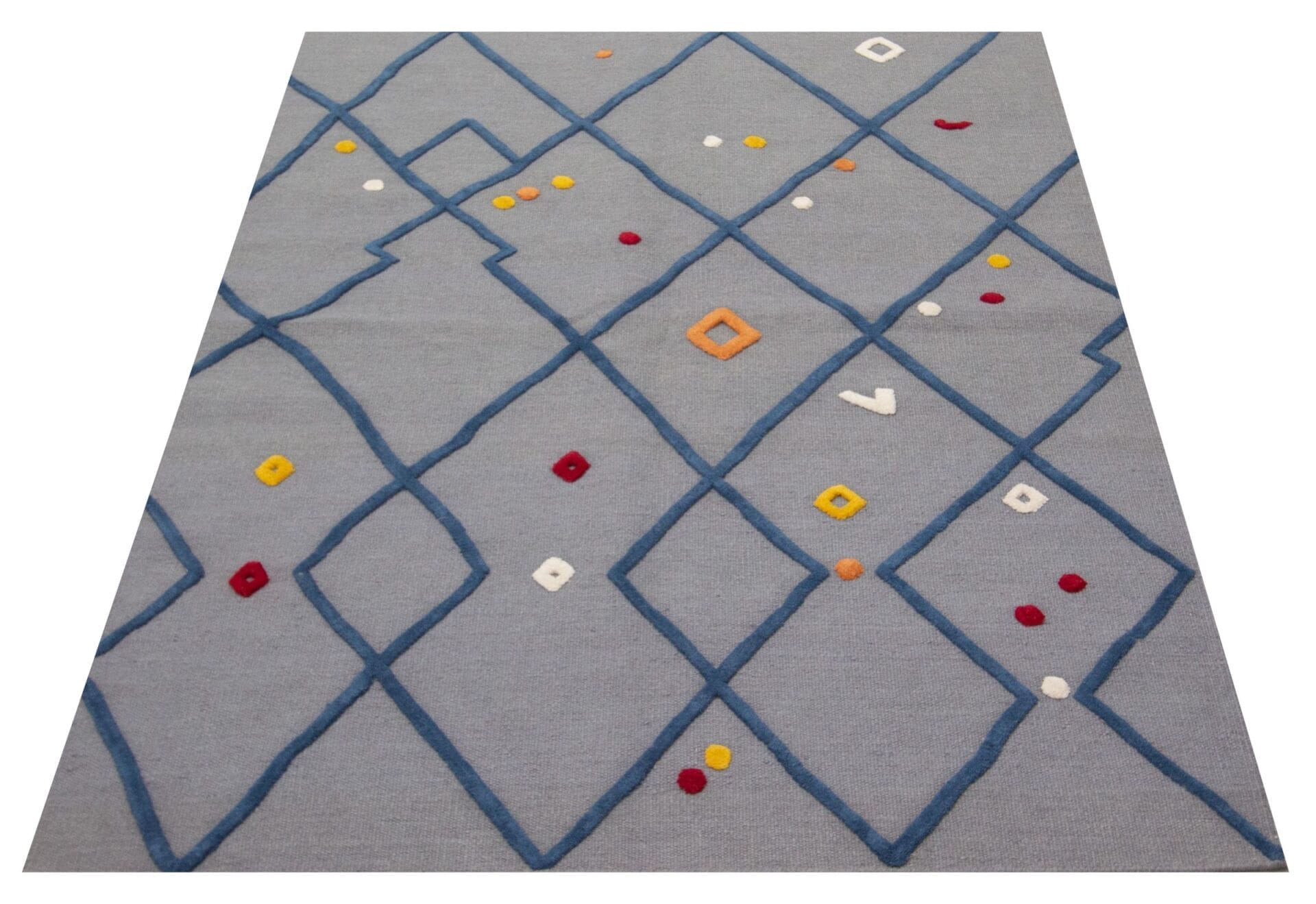 Een grijs vloerkleed met een blauw geometrisch lijnenpatroon en verspreide kleine gekleurde vormen in rood, geel en wit.