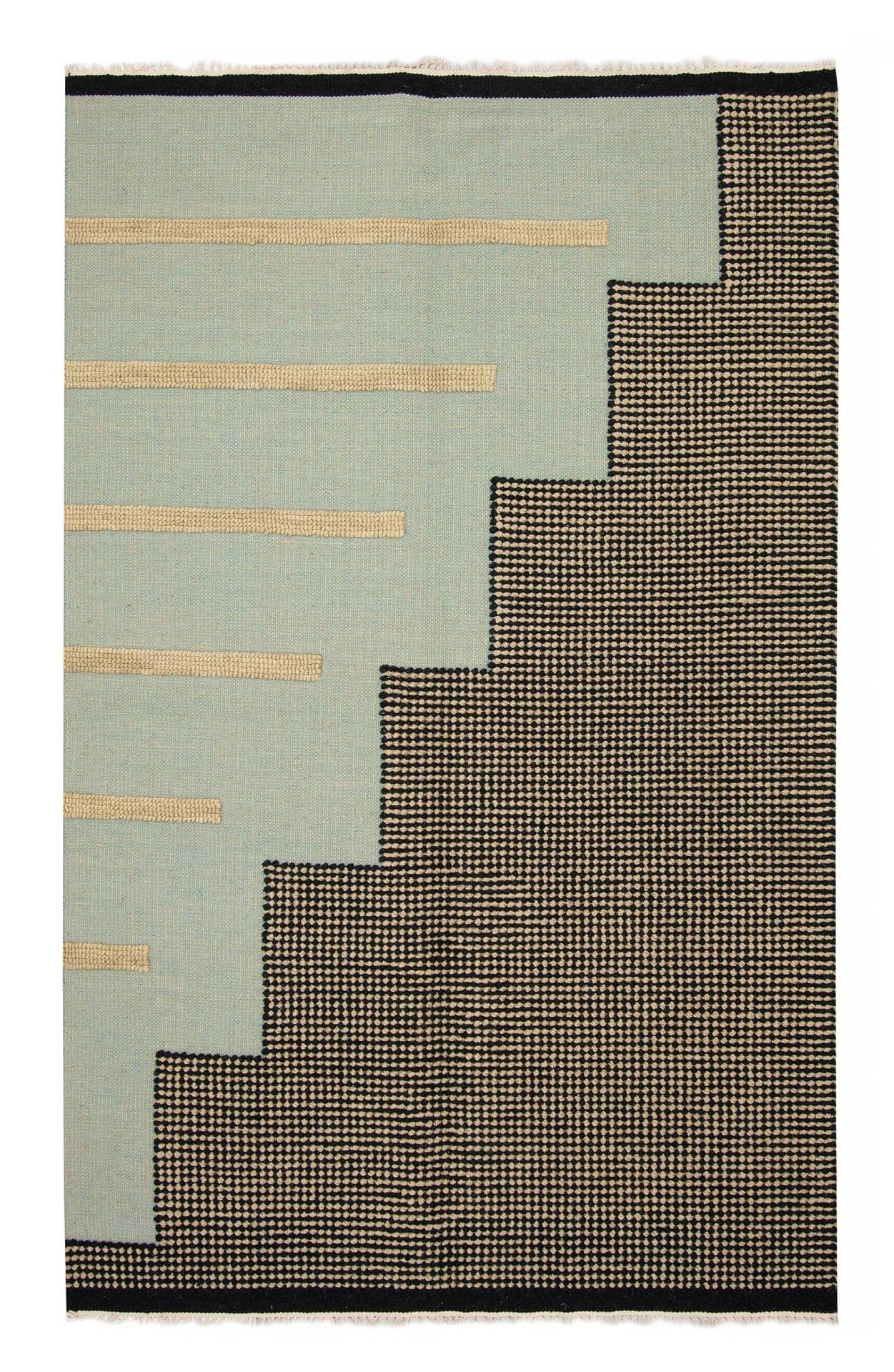 De Indiase Marrakech platgeweven wollen kelim, van 152 x 244 cm, heeft een geometrisch patroon met afwisselend lichtblauwe en donkerbruine treden, aangevuld met horizontale beige lijnen aan de linkerkant.