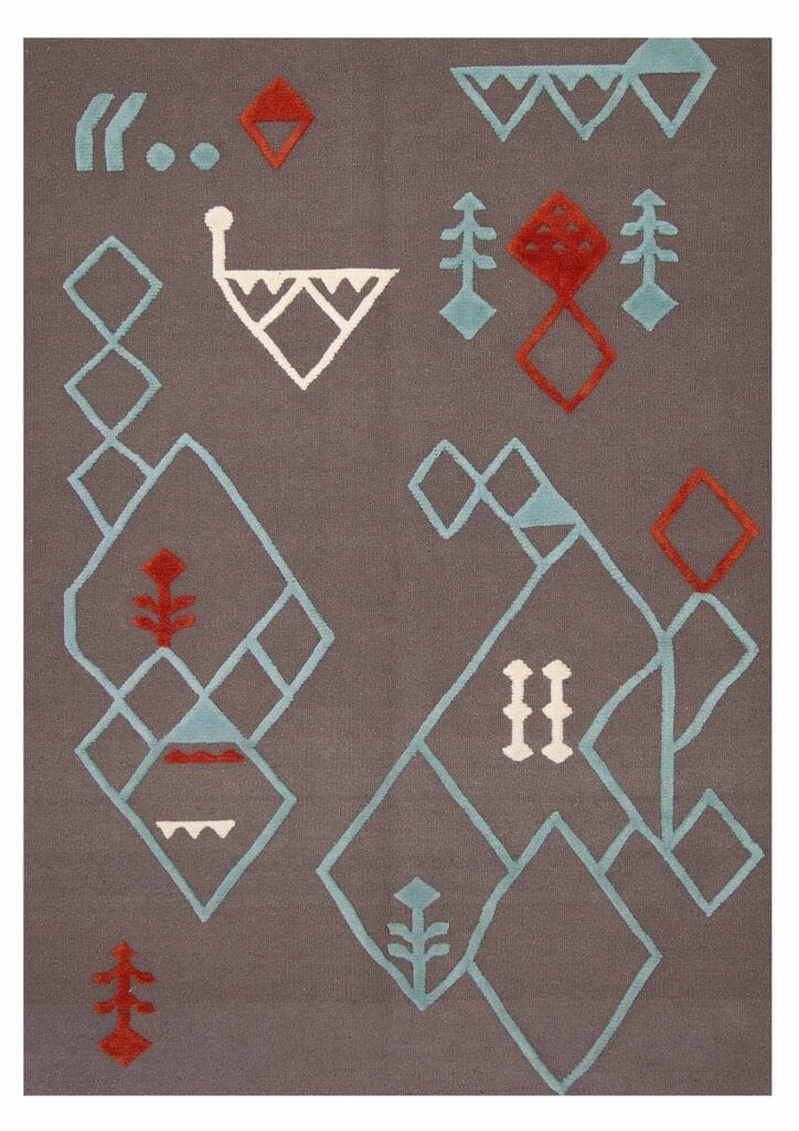 De Indiase Marrakech platgeweven wollen kelim, met een afmeting van 163 x 229 cm, is een grijs vloerkleed met een abstract geometrisch patroon met vormen in blauw, rood en wit, waaronder ruiten, driehoeken en boomachtige symbolen.