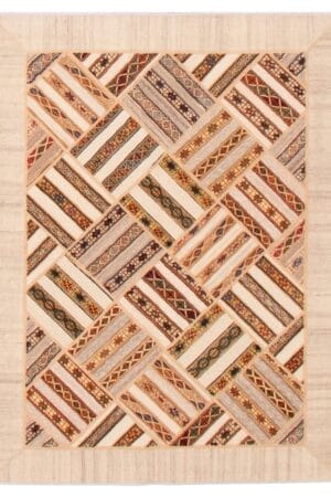 Het Turks Ottomaans Yama Patchwork handgemaakt wollen vloerkleed, van 152 x 201 cm, is een rechthoekig, veelkleurig vloerkleed met diagonale strepen en geometrische ontwerpen in de tinten beige, bruin, rood en groen met een brede beige rand.