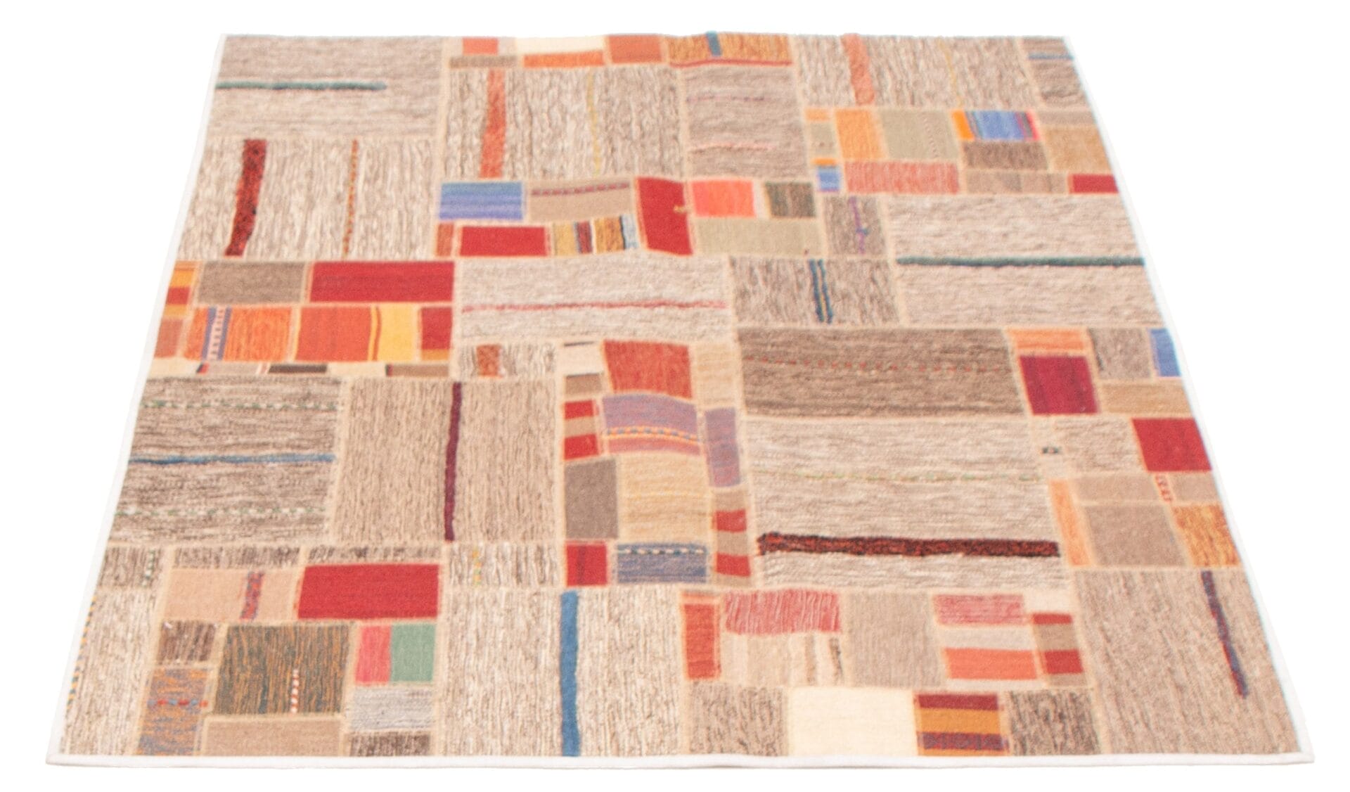 Een rechthoekig vloerkleed met een patchwork-dessin met verschillende kleuren en texturen, waaronder tinten rood, oranje, blauw en beige.