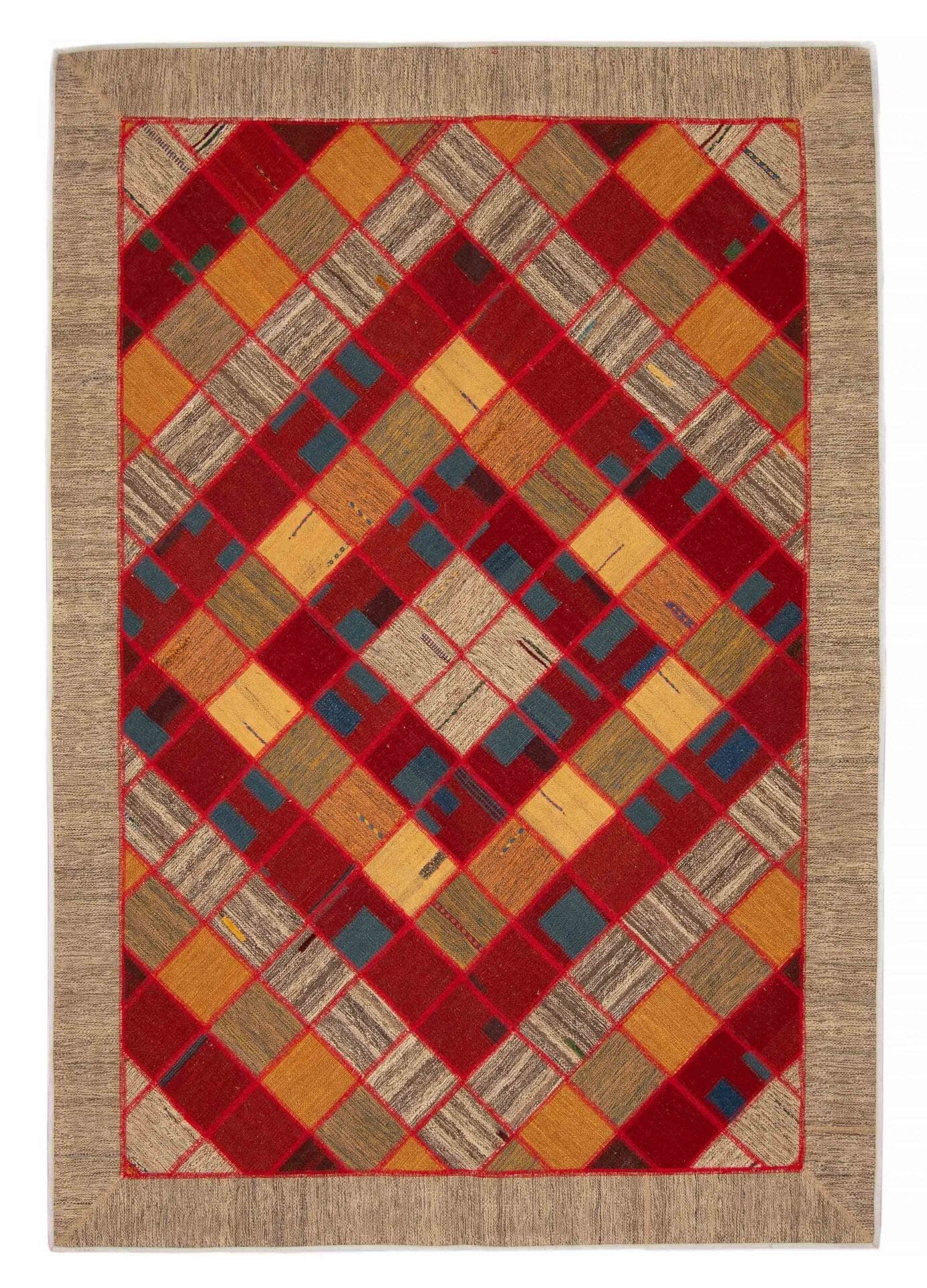 De Turks Ottomaans Yama Patchwork Flat-Weave Wollen Tapisserie Kelim, van 170 x 234 cm, toont een geometrisch patroon met rode, gele, groene en grijze vierkanten gerangschikt in een ruitvorm en begrensd door een effen beige rand.