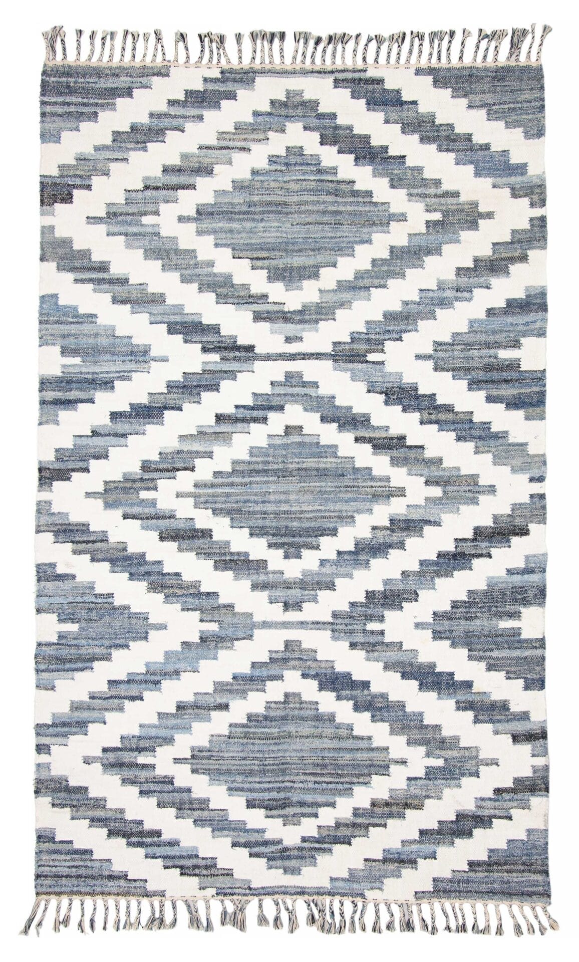 De Indiase Marrakech plat geweven wollen kelim, met een afmeting van 152 x 236 cm, is een rechthoekig vloerkleed versierd met een geometrisch ruitpatroon in tinten blauw en wit en voorzien van elegante franjeranden.