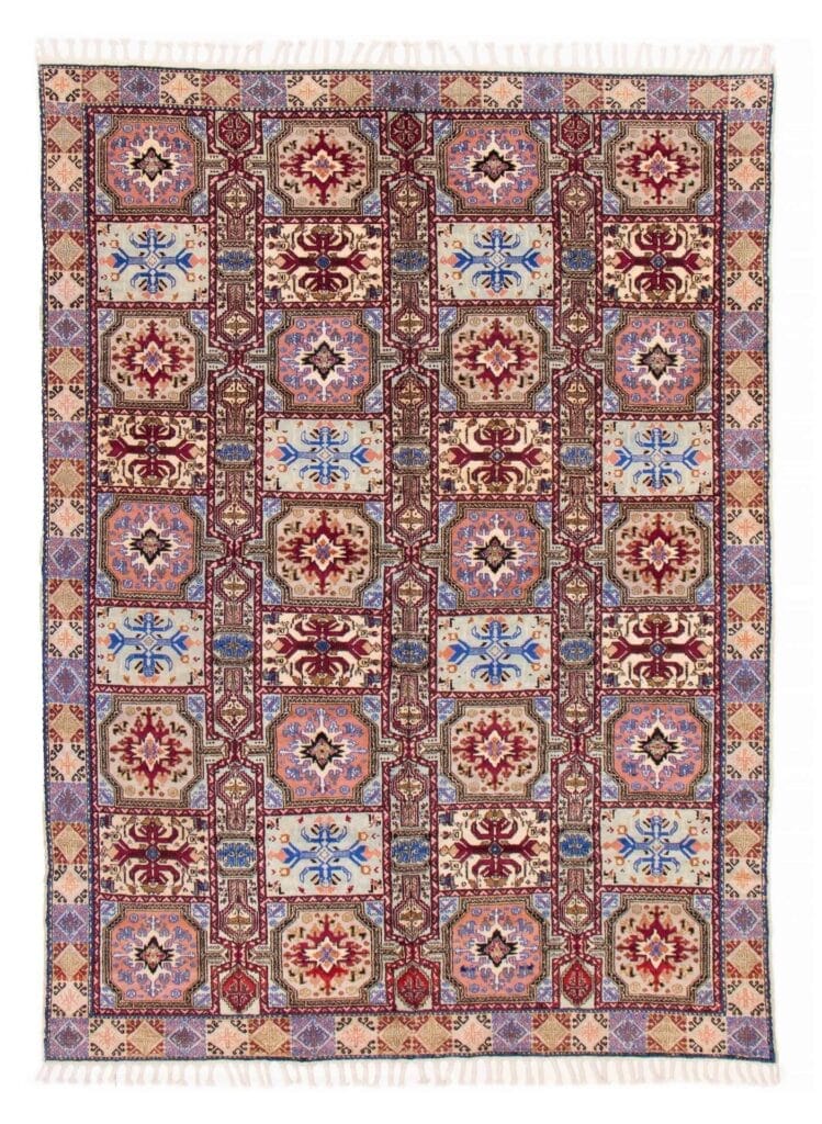 Het Marokkaanse Royal Maroc handgeknoopte wollen vloerkleed, met een afmeting van 249 x 340 cm, toont ingewikkelde symmetrische ontwerpen in rode, blauwe, beige en bruine tinten met franjes langs de kortere randen.