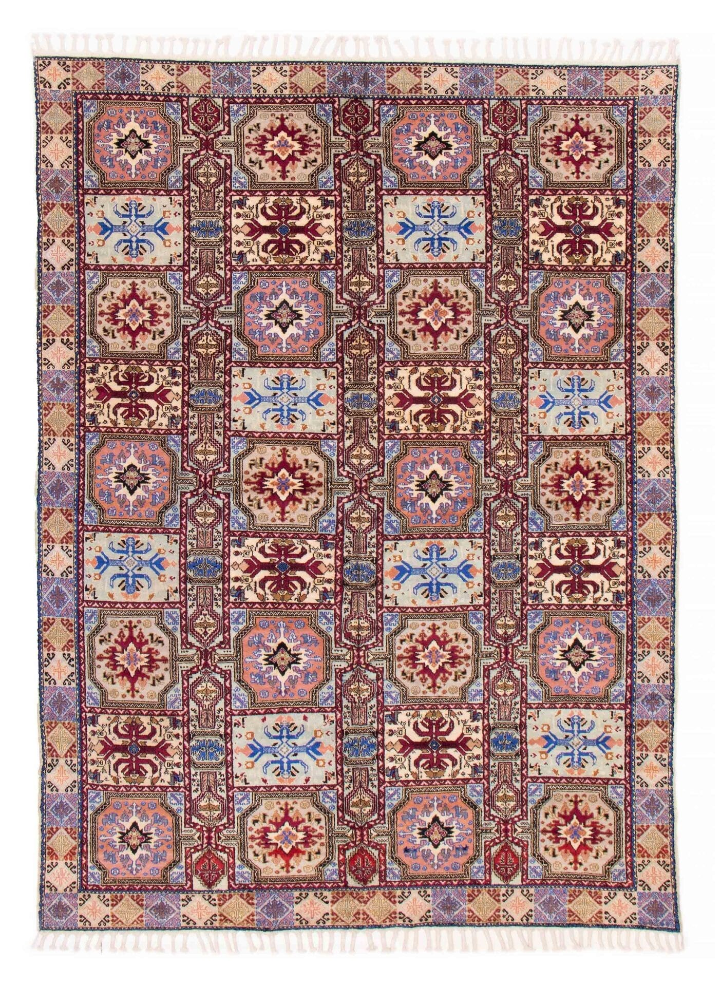 Het Marokkaanse Royal Maroc handgeknoopte wollen vloerkleed, met een afmeting van 249 x 340 cm, toont ingewikkelde symmetrische ontwerpen in rode, blauwe, beige en bruine tinten met franjes langs de kortere randen.