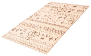 Een beige vloerkleed met verschillende abstracte patronen en symbolen geweven in donkerdere bruintinten, met geometrische en tribal-geïnspireerde ontwerpen.