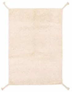 Een rechthoekig Indiase Tanger handgeknoopte wollen vloerkleed in effen beige, 140 x 196 cm, met licht rafelige hoeken en minimale textuur.