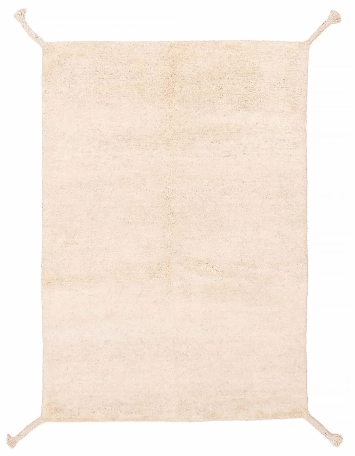 Een rechthoekig Indiase Tanger handgeknoopte wollen vloerkleed in effen beige, 140 x 196 cm, met licht rafelige hoeken en minimale textuur.