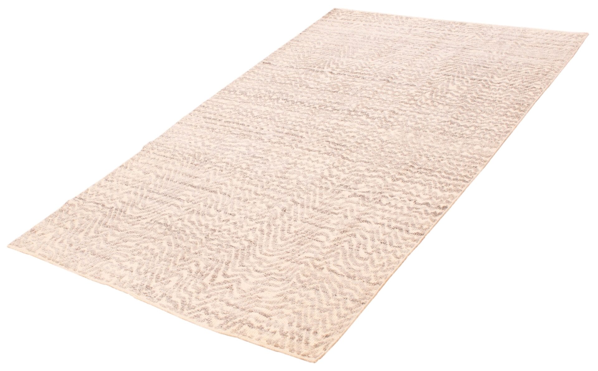 Een groot beige rechthoekig vloerkleed met een subtiel golvend patroon ligt plat op een effen achtergrond.