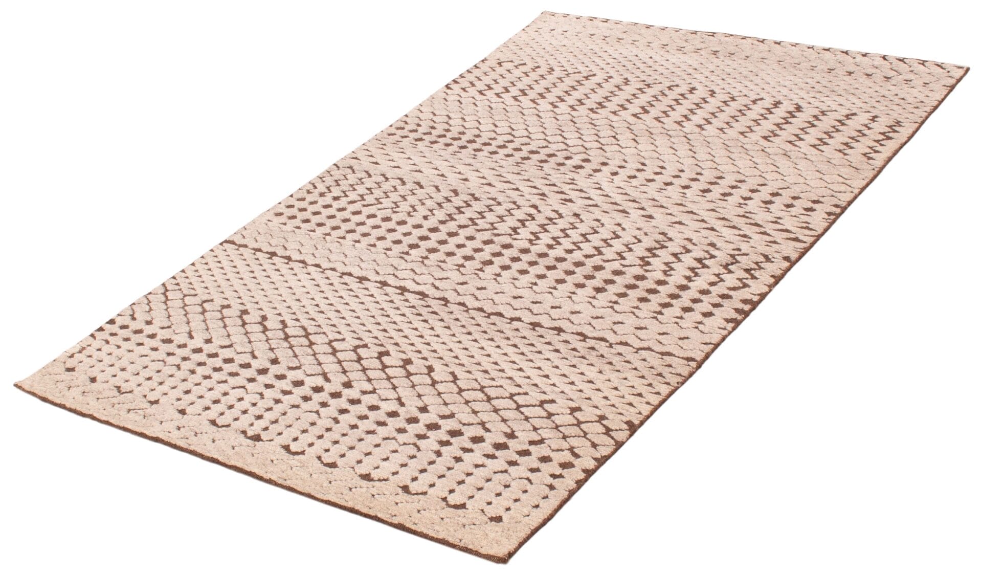 Een rechthoekig geweven vloerkleed met een beige kleur heeft een ingewikkeld geometrisch patroon met verschillende ruitvormen.