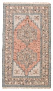 Het Indiase Marrakech plat geweven katoen, jute, wollen kelim vloerkleed (157 x 262 cm) heeft een geometrisch centraal ontwerp met een ingewikkelde roodachtige vorm omringd door beige en lichtblauwe vlakken, terwijl de randen zijn voorzien van een herhaald bloemmotief.