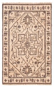 Het Indiase Marrakech plat geweven katoen, jute, wollen kelim is een rechthoekig tapijt met beige en bruin patroon en geometrische en bloemmotieven, met franjeranden aan de kortere zijden. Het vloerkleed meet 157 x 241 cm.