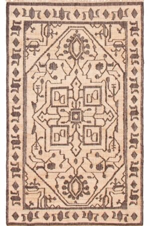 Het Indiase Marrakech plat geweven katoen, jute, wollen kelim is een rechthoekig tapijt met beige en bruin patroon en geometrische en bloemmotieven, met franjeranden aan de kortere zijden. Het vloerkleed meet 157 x 241 cm.