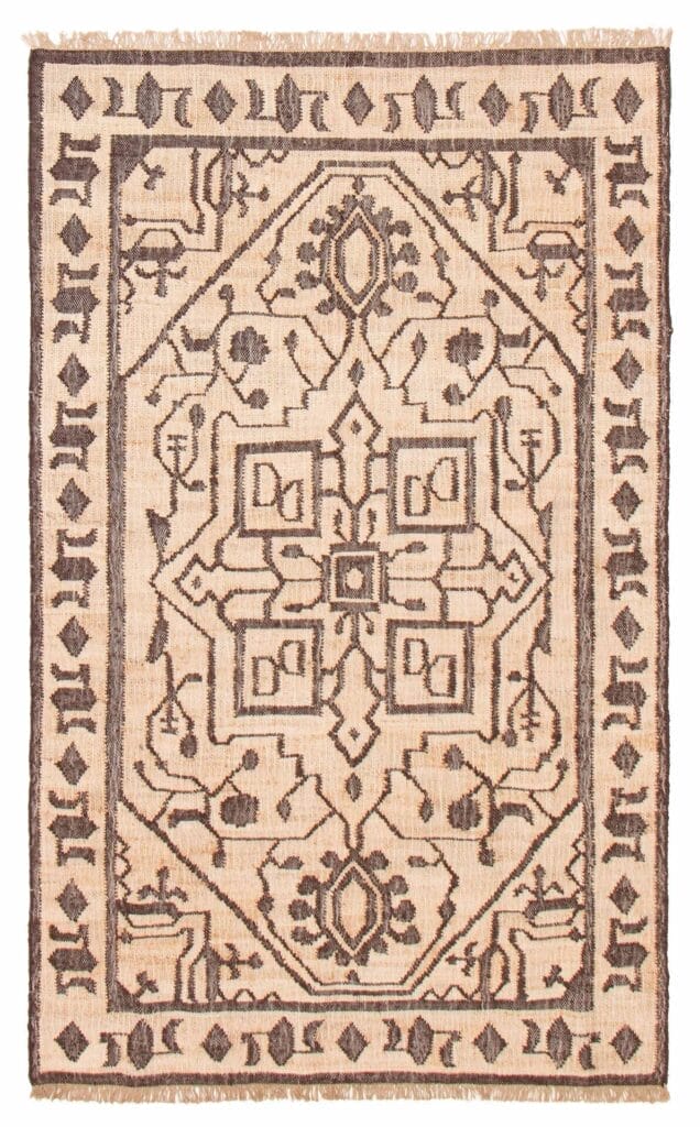 Het Indiase Marrakech plat geweven katoen, jute, wollen kelim is een rechthoekig tapijt met beige en bruin patroon en geometrische en bloemmotieven, met franjeranden aan de kortere zijden. Het vloerkleed meet 157 x 241 cm.