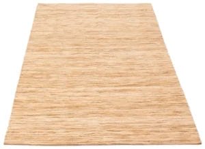 Een beige rechthoekig vloerkleed met een licht gestructureerd oppervlak, voorzien van subtiele horizontale lijnen.