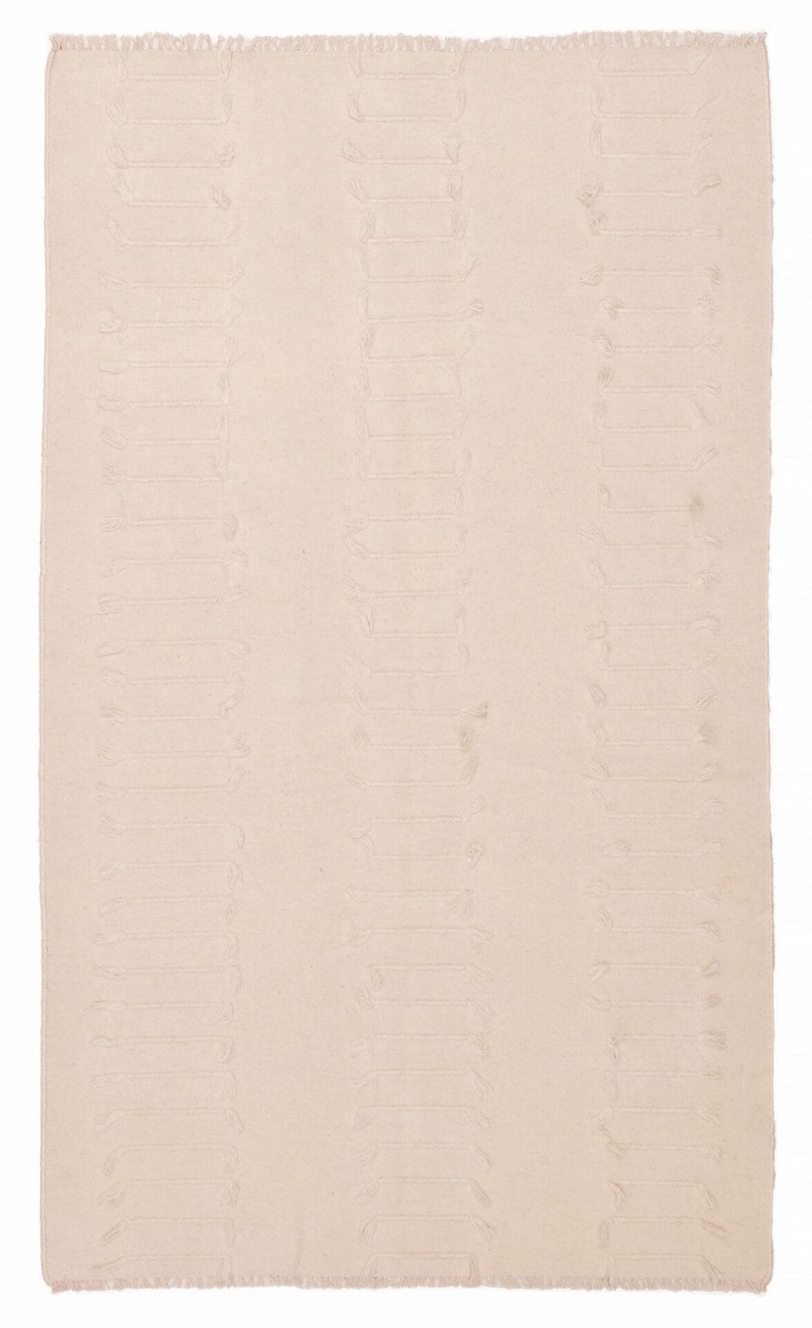 Een Indiase Marrakech platgeweven wollen kelim, 147 x 239 cm, met een beige kleur met subtiele, verticale patronen gelijkmatig verdeeld over het rechthoekige oppervlak en gerafelde randen.