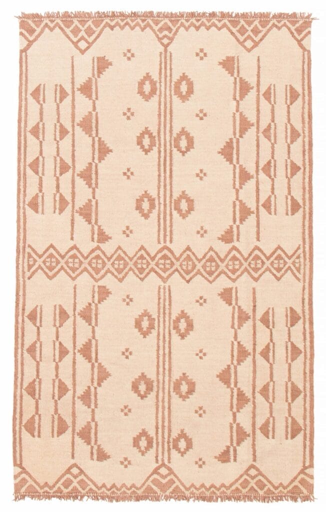 De Indiase Marrakech plat geweven kelim van hennep, jute en leer, met een afmeting van 160 x 249 cm, heeft een beige basis met lichtbruine geometrische patronen, waaronder ruiten, lijnen en driehoeken die symmetrisch zijn gerangschikt. De randen zijn geaccentueerd met franjes.