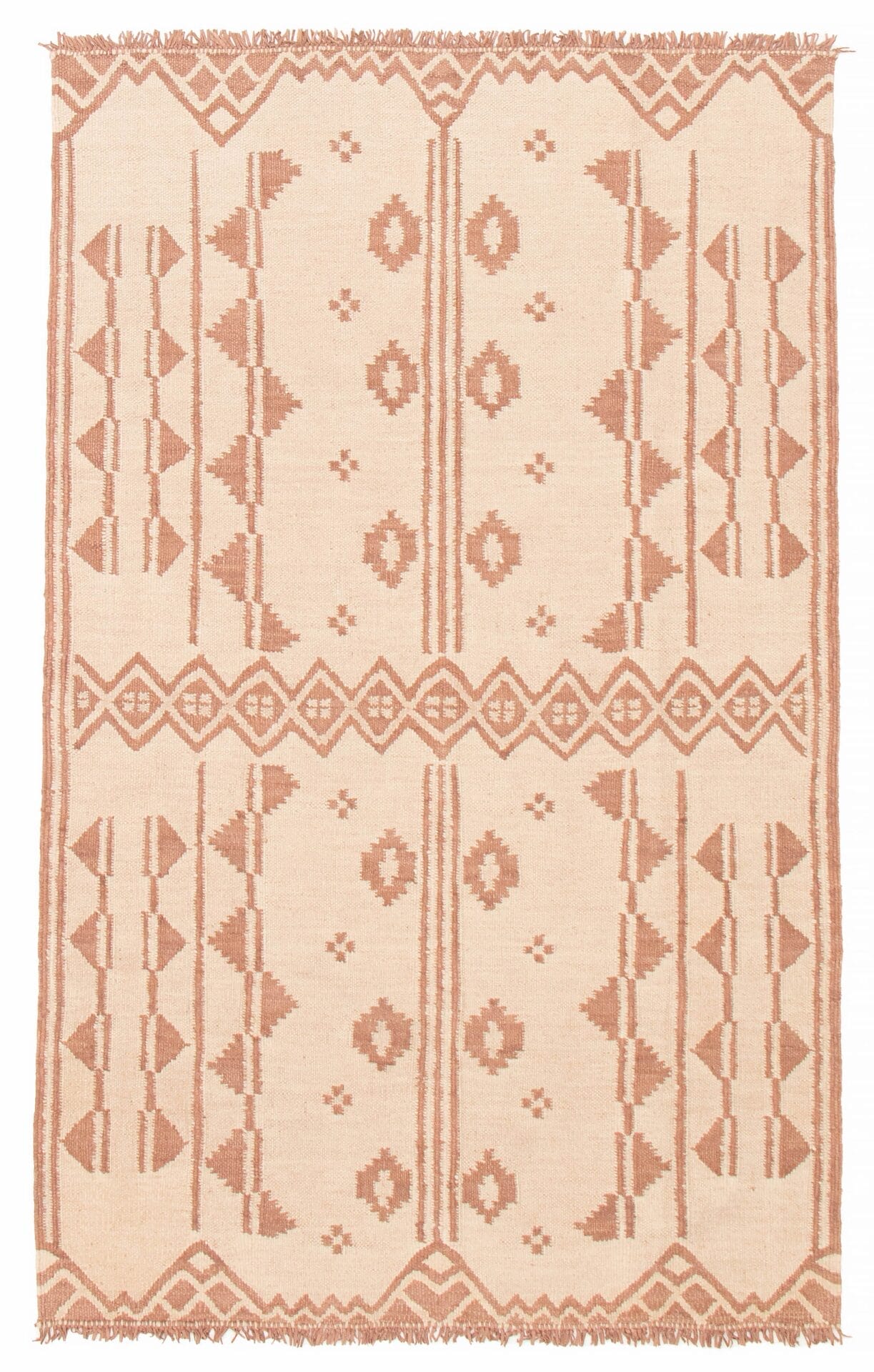 De Indiase Marrakech plat geweven kelim van hennep, jute en leer, met een afmeting van 160 x 249 cm, heeft een beige basis met lichtbruine geometrische patronen, waaronder ruiten, lijnen en driehoeken die symmetrisch zijn gerangschikt. De randen zijn geaccentueerd met franjes.