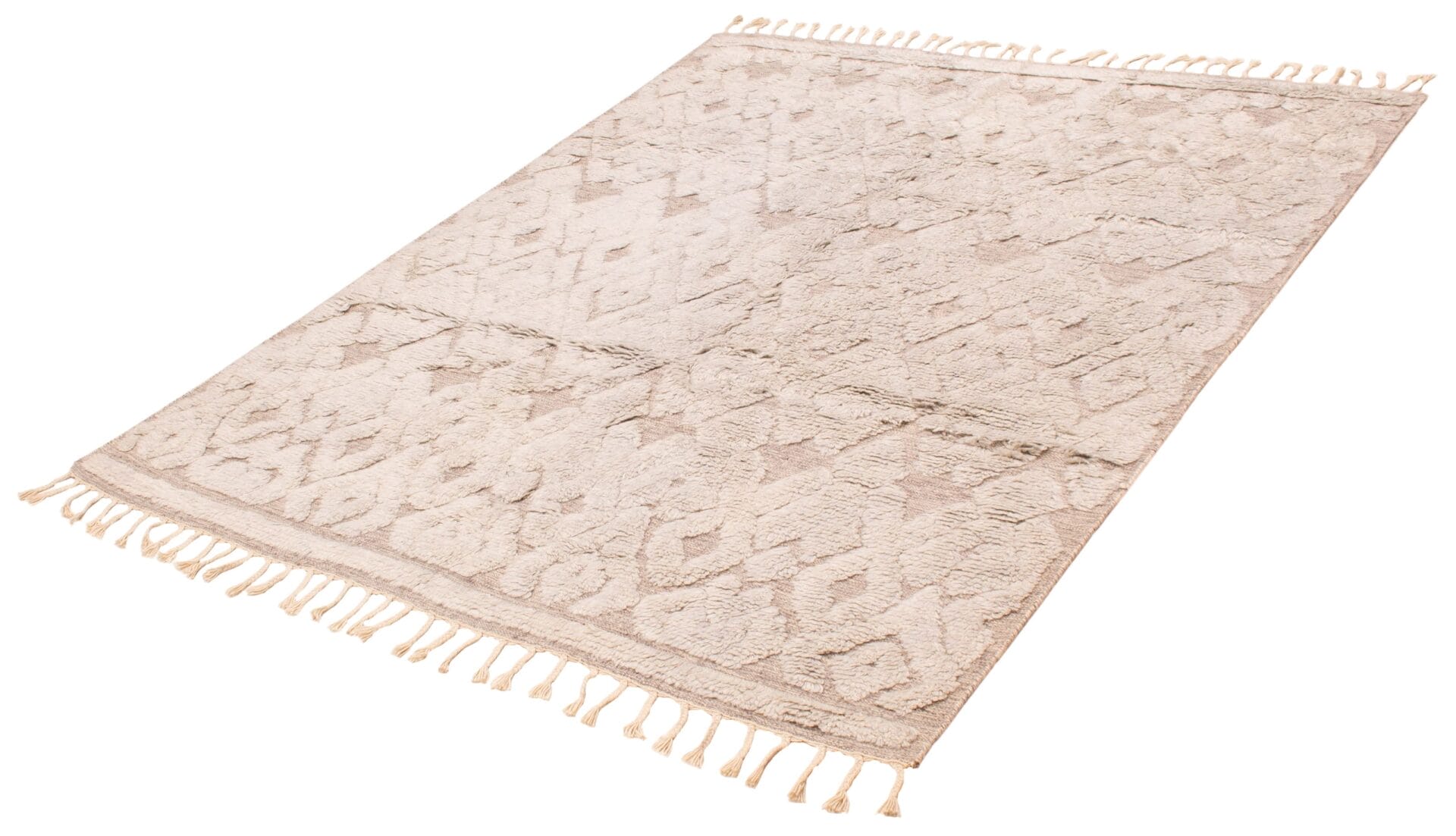 Een beige vloerkleed met een structuurpatroon en franjeranden aan beide korte zijden.