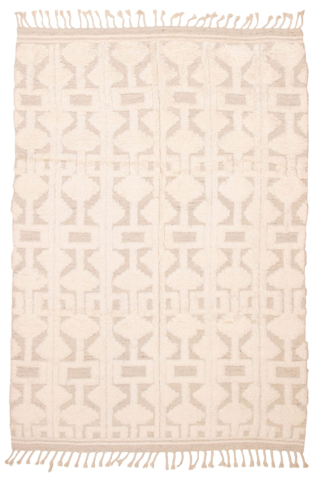 Een rechthoekig, beige Indiaas Tanger handgeknoopt wollen vloerkleed, met de afmetingen 229 x 310 cm, met een ingewikkeld geometrisch patroon en franje aan de randen.