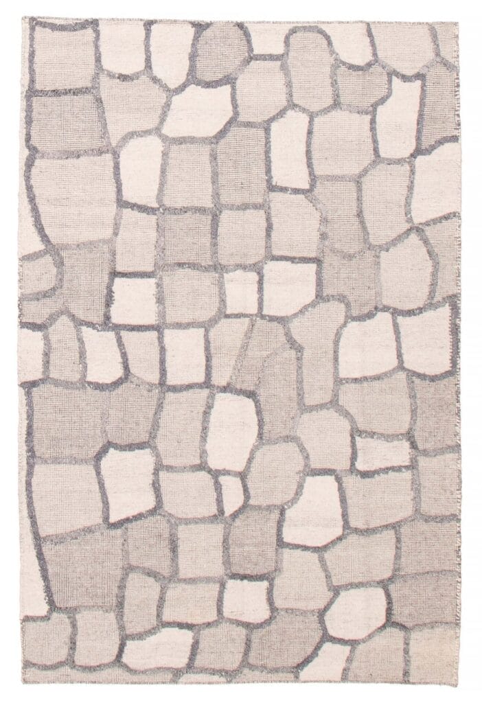 Een afbeelding van de Indiase Marrakech platgeweven wollen kelim, 155 x 231 cm, is voorzien van een beige vloerkleed versierd met een abstract patroon van onregelmatige, met elkaar verbonden geometrische vormen in lichtgrijs.