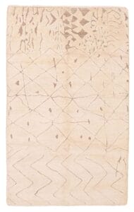 Indiase Tanger handgeknoopte wollen vloerkleed, afmeting 155 x 244 cm, in een rechthoekig beige dessin met abstracte, lineaire bruine patronen en vormen.