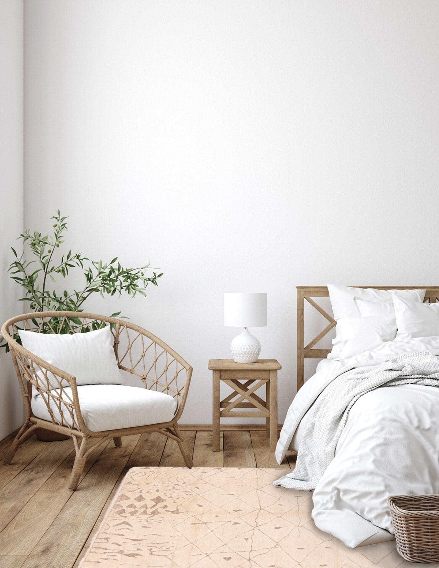 Minimalistische slaapkamer met een houten stoel en bijzettafel, witte lamp en bed met wit beddengoed. Naast de stoel wordt een potplant geplaatst. De kamer is voorzien van een lichte houten vloer, zacht tapijt bij het bed en een witte muur.