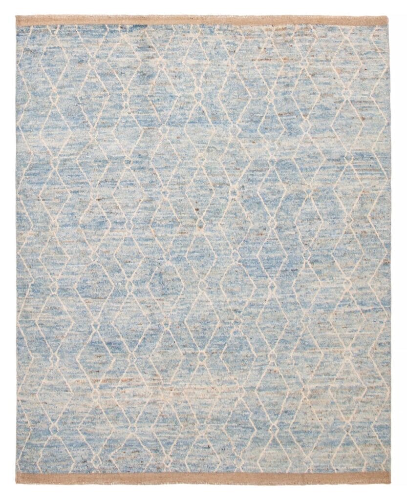 Een blauw en beige Pak Pak Fijnste Marrakech Handgeknoopt Wollen Vloerkleed, 257 x 307 cm, met een geometrisch ruitpatroon.