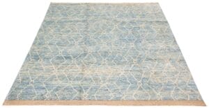 Een blauw vloerkleed met een geometrisch ruitpatroon en franjeranden.