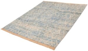 Op een witte achtergrond is een blauw en beige vloerkleed met een geometrisch patroon te zien.