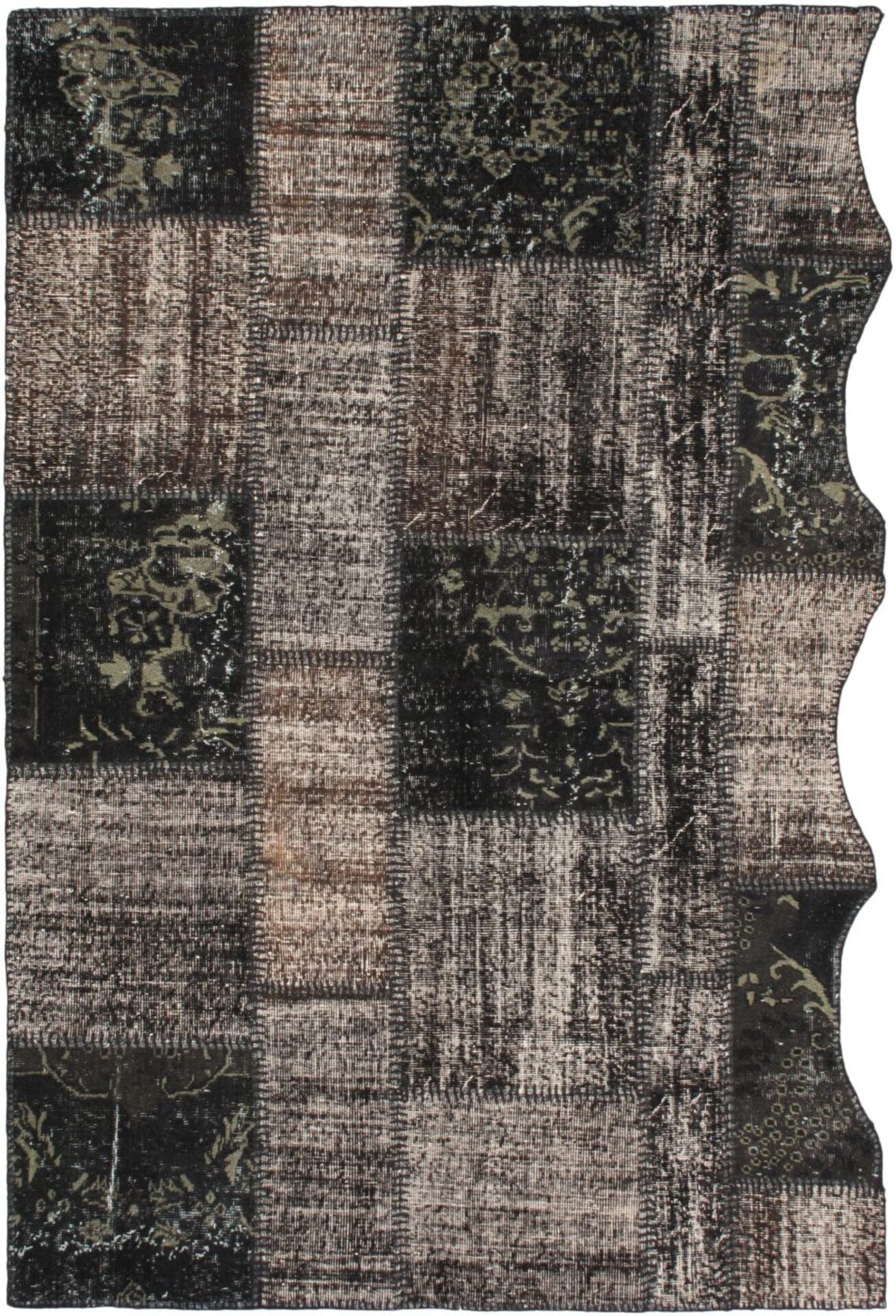 Het Turkse Ottomaanse Yama Patchwork handgemaakte wollen vloerkleed (160 x 239 cm) is een rechthoekig tapijt met een patchwork dessin in verschillende tinten bruin, beige en zwart, met enkele onregelmatige golvende randen aan de rechterkant.